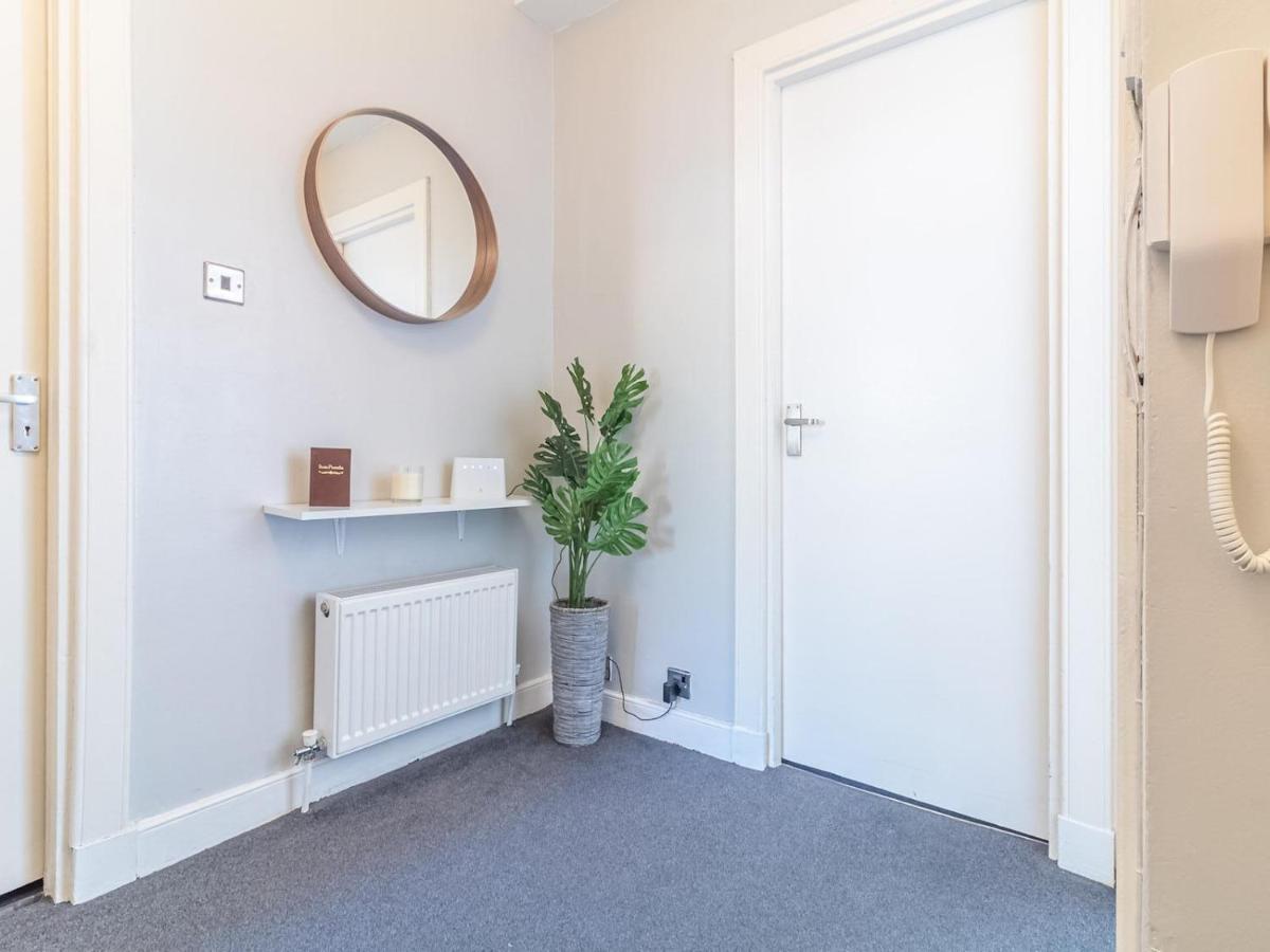 Pass The Keys Spacious And Homely Flat On The Royal Mile 爱丁堡 外观 照片