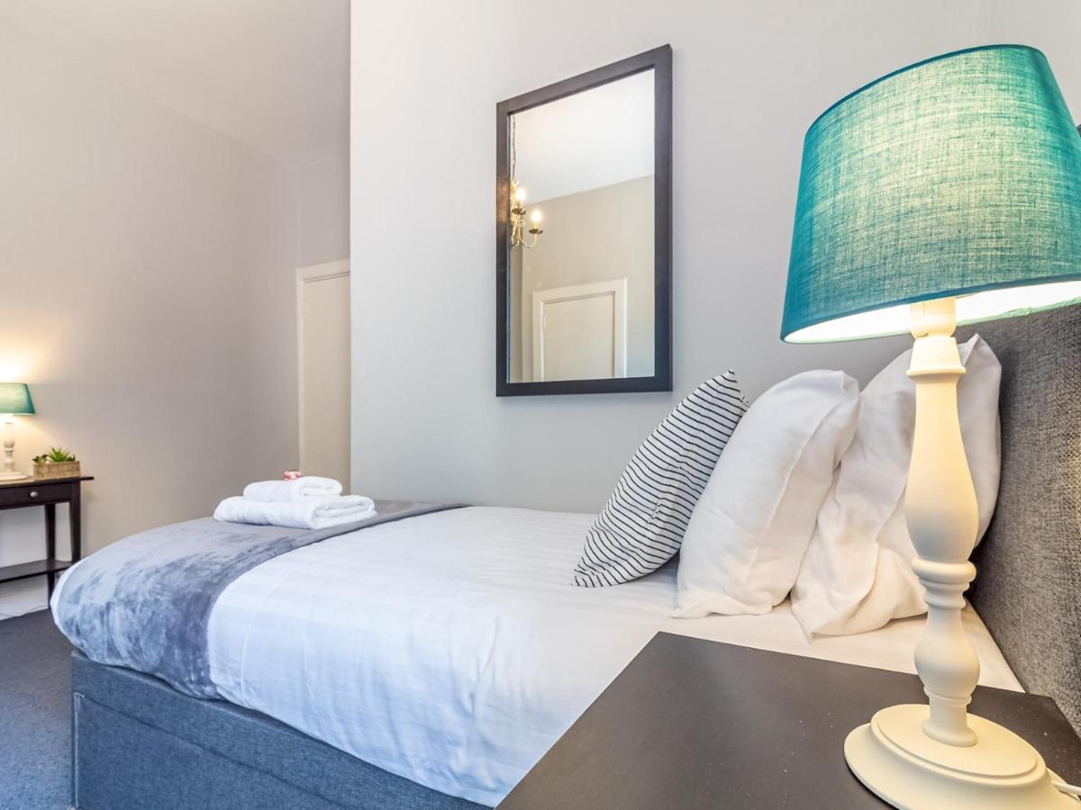 Pass The Keys Spacious And Homely Flat On The Royal Mile 爱丁堡 外观 照片